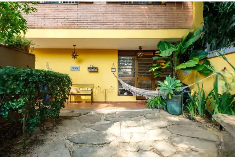 Entrada e fachada com jardim