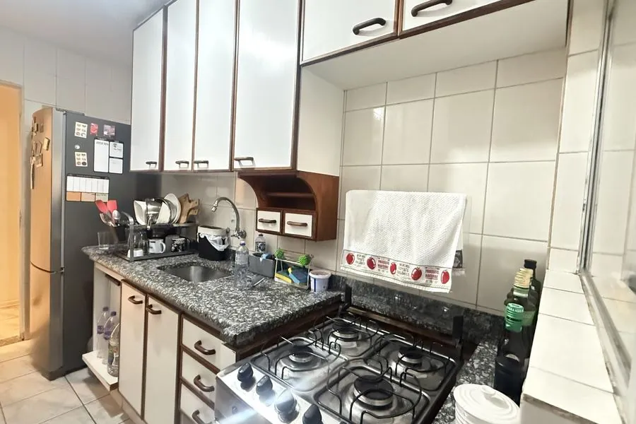 Cozinha com bancada de granito