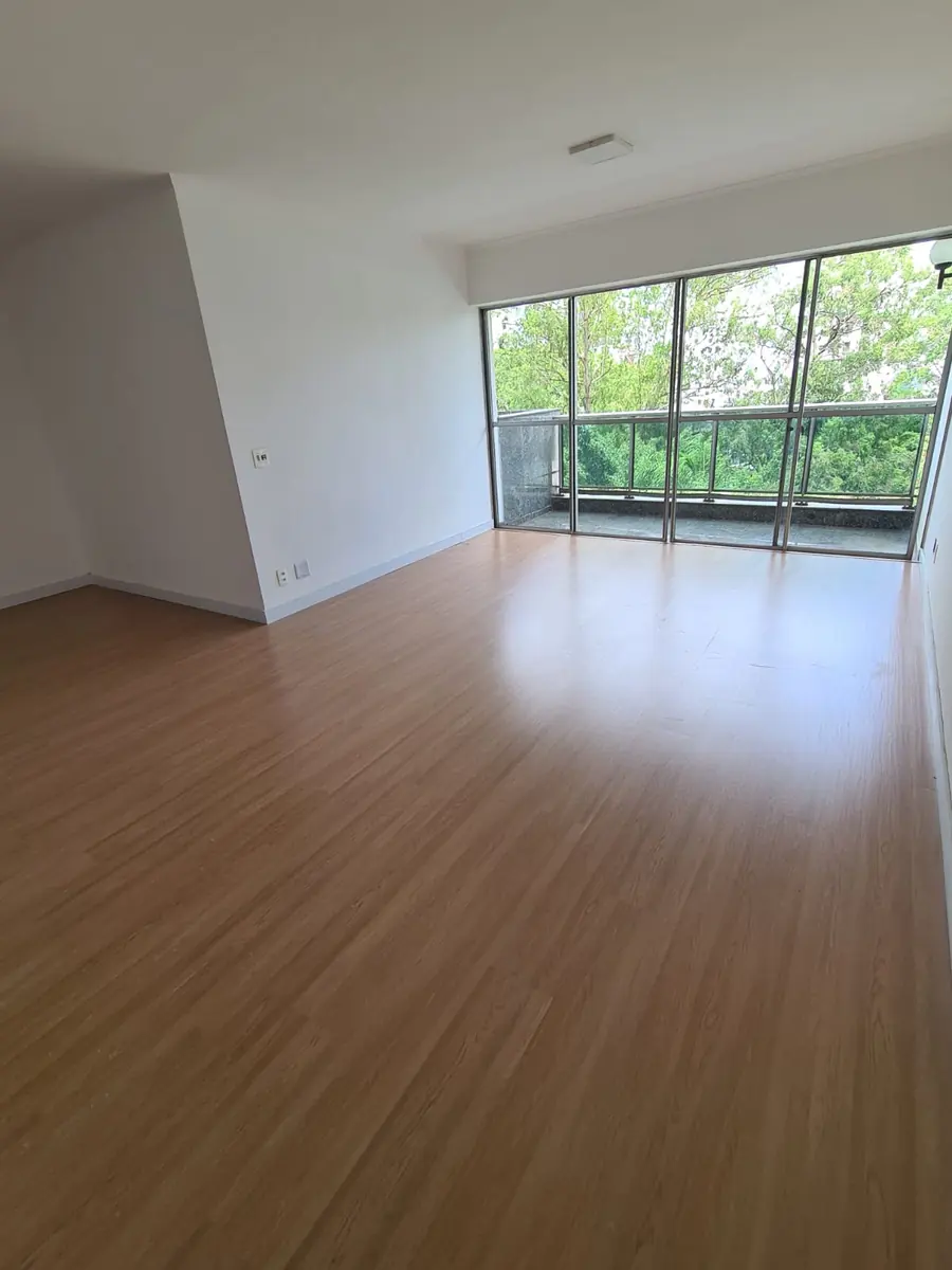 Sala ampla com janelões – apartamento de 140 m² no Maison Saint Paul, Vila Andrade