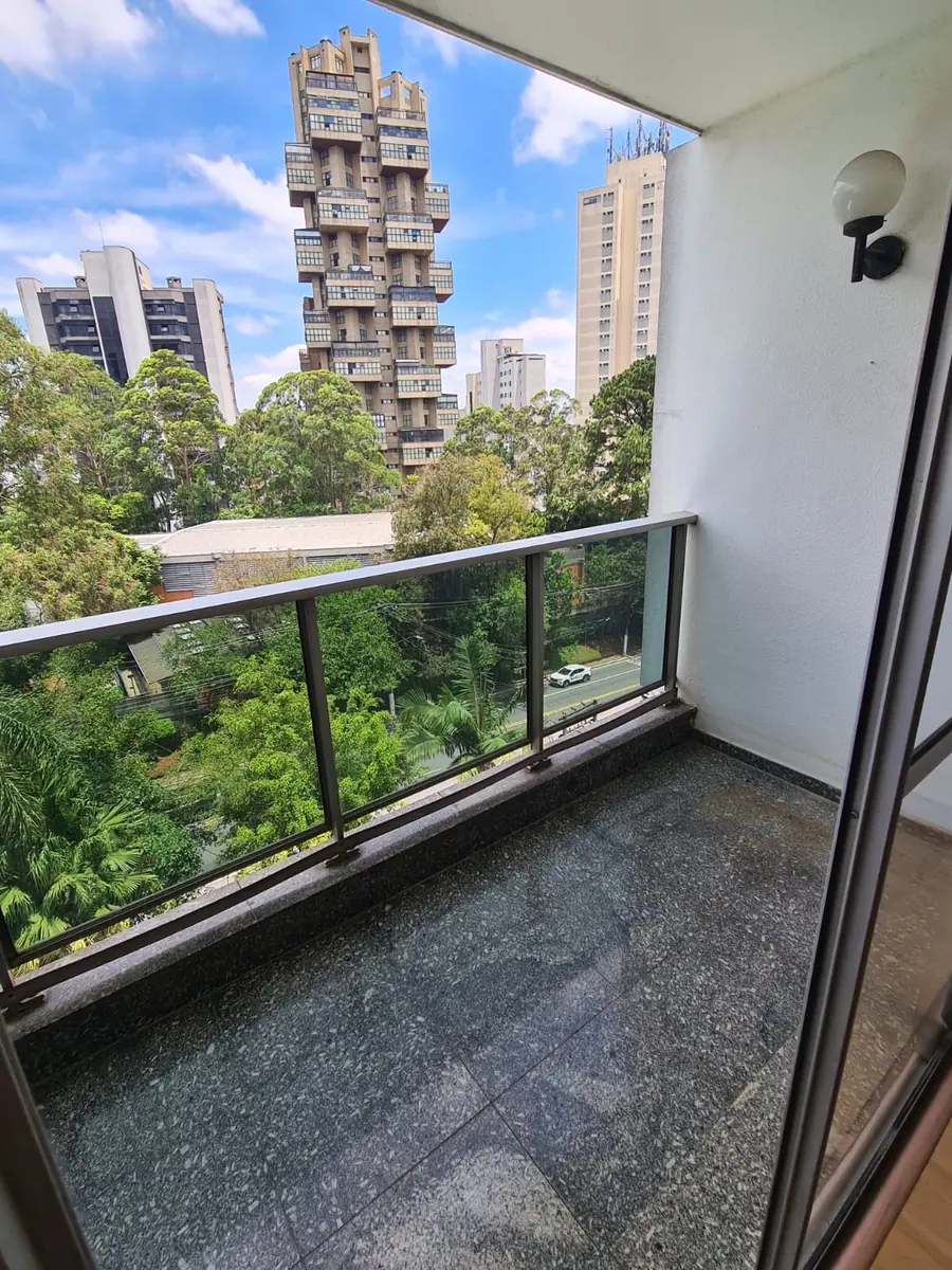 Varanda com vista arborizada – apartamento de 140 m² no Maison Saint Paul, Vila Andrade