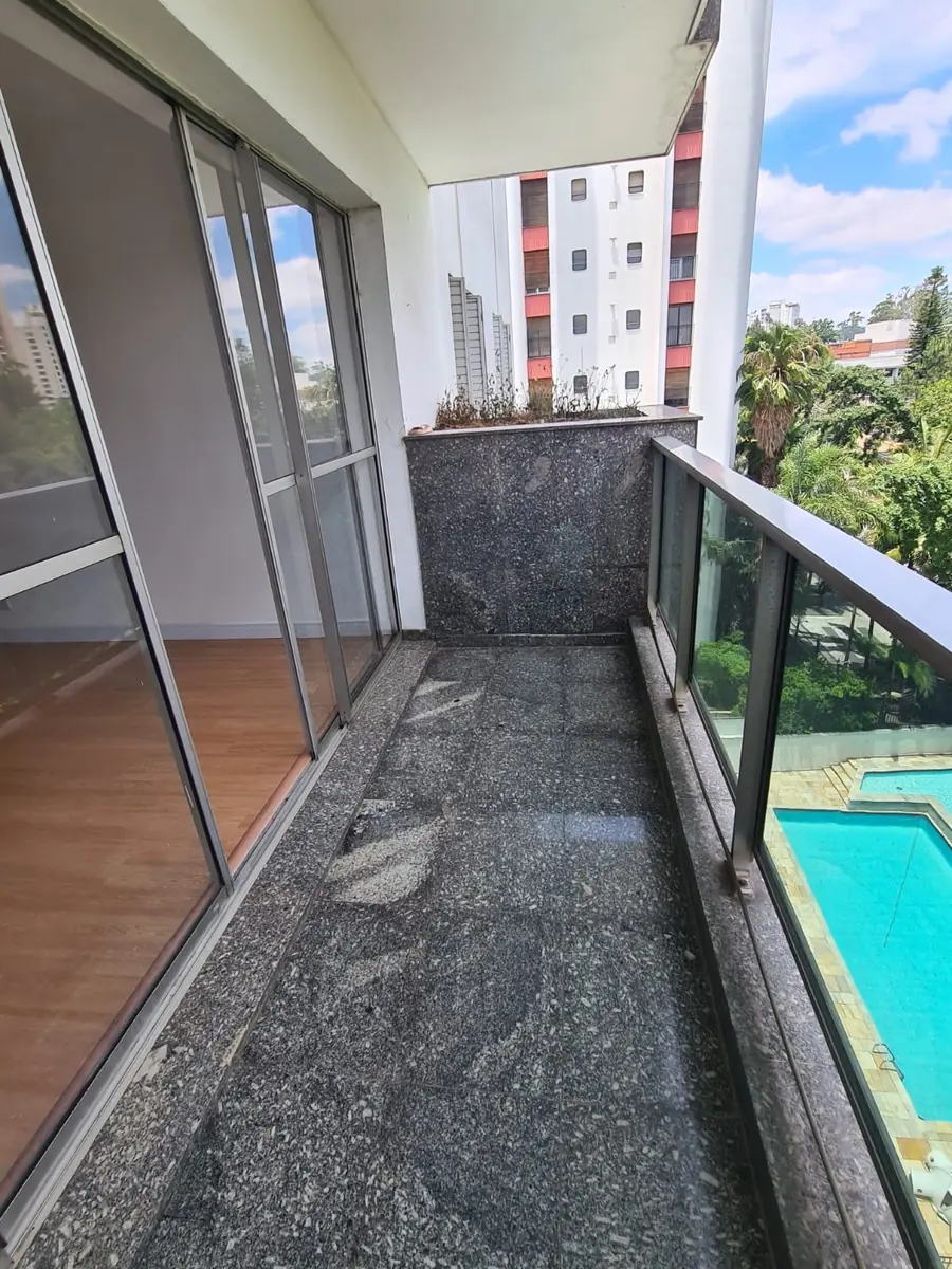 Varanda com vista para a piscina – apartamento de 140 m² no Maison Saint Paul, Vila Andrade